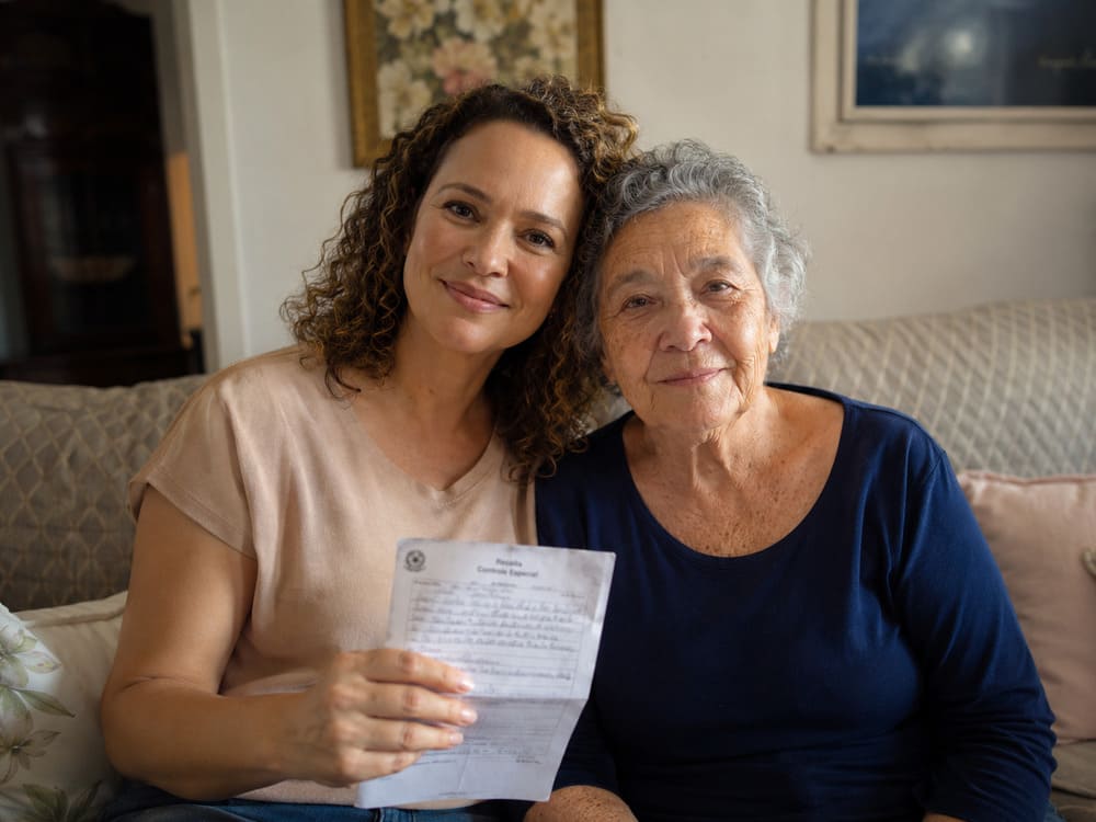 Familiar e paciente com prescrição médica de controle especial